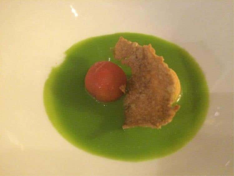 Gelato di pomodoro con il riso, pomodorino ripieno di patate affumicate, croccante di spaghetti alle acciughe, piselli e menta - Maurizio e Sandro Serva - La Trota